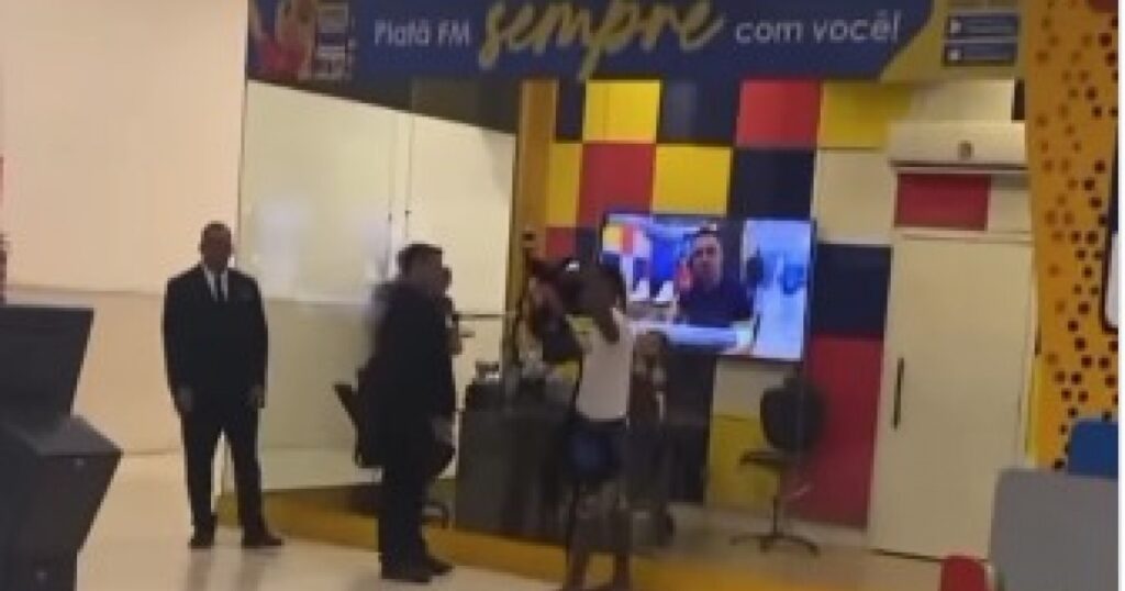 Homem tenta invadir estúdio de rádio em shopping na capital baiana e “desafia” Marcelo Castro