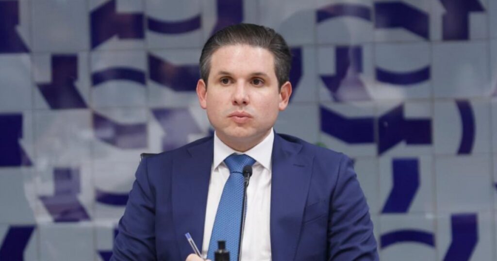 Hugo Motta confirma viagem em avião de Daniel Vorcaro após divulgação de relatório da PF