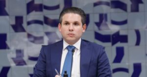 Hugo Motta confirma viagem em avião de Daniel Vorcaro após divulgação de relatório da PF