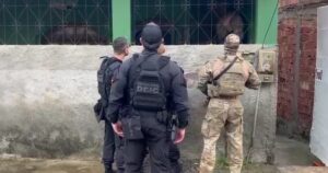 Integrante do Baralho do Crime é preso após fazer companheira e filhos reféns em Lauro de Freitas