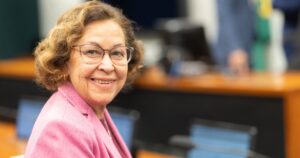 Lula sanciona lei de Lídice da Mata que reserva 1 minuto diário no rádio para combate à violência contra mulher