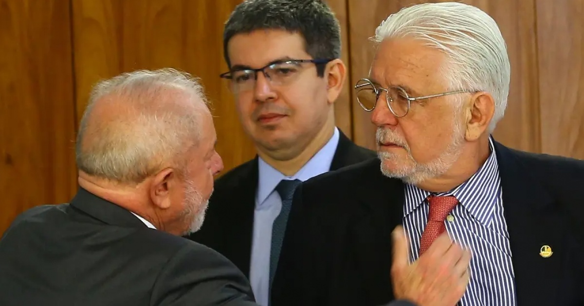 Lula se reúne com Jaques Wagner para discutir permanência na liderança do governo no Senado