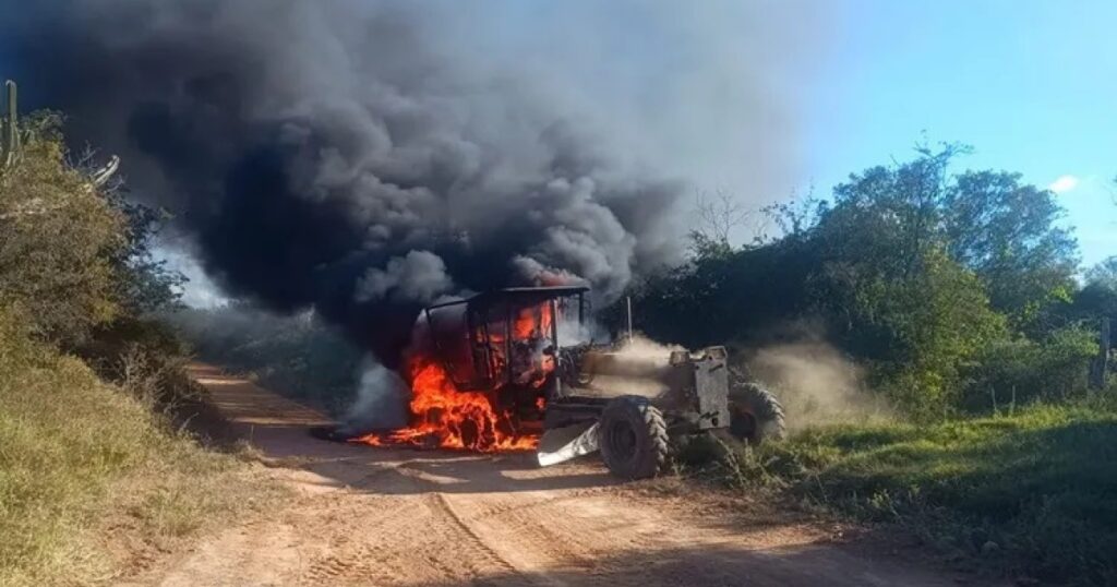 Máquina pega fogo durante serviço em comunidade rural no Sudoeste baiano