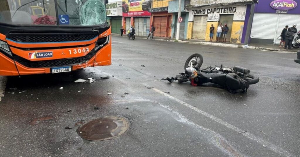 Motociclista morre na véspera de aniversário após colisão com ônibus em Feira de Santana