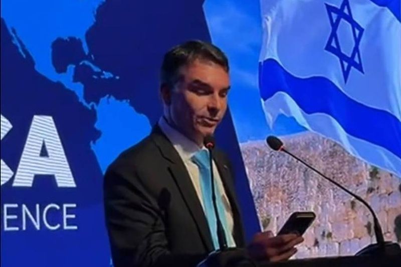 Na Argentina, Flávio Bolsonaro diz que Brasil tem inveja da onda de direita na América Latina