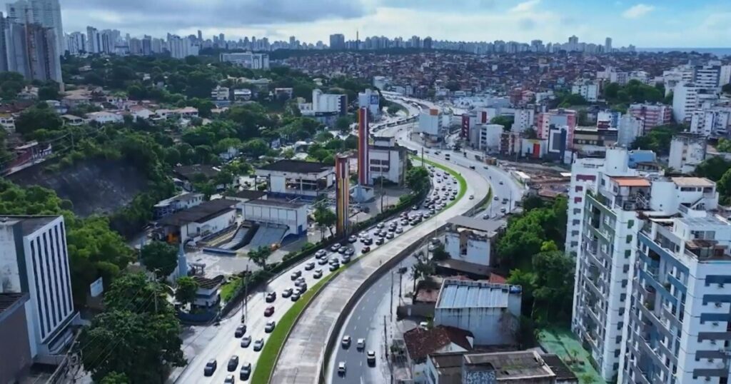 Obra de passarela vai interditar trecho da Juracy Magalhães e alterar linhas de ônibus em Salvador