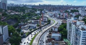 Obra de passarela vai interditar trecho da Juracy Magalhães e alterar linhas de ônibus em Salvador