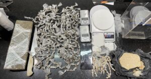 PM apreende adolescente suspeita de tráfico de drogas com mais de 2 kg de maconha, cocaína e crack em Eunápolis