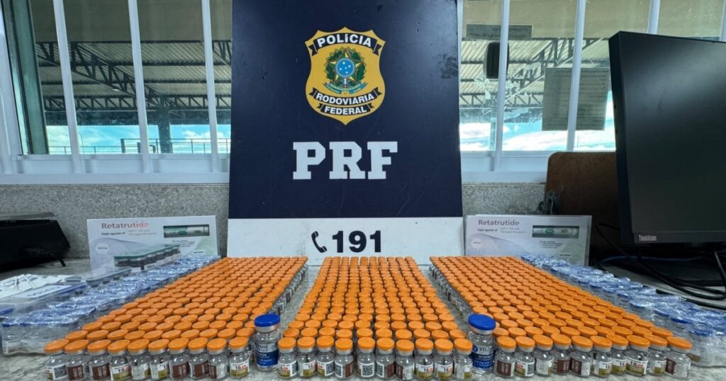 PRF apreende 720 ampolas de medicamentos emagrecedores e 14 kg de drogas em ônibus de viagem na Bahia