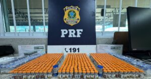 PRF apreende 720 ampolas de medicamentos emagrecedores e 14 kg de drogas em ônibus de viagem na Bahia