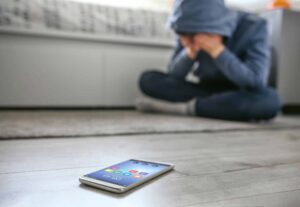 Por que o mundo começa a banir redes para adolescentes – e o que o Brasil está fazendo