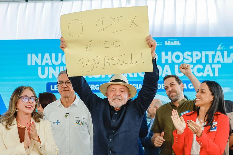 Pré-campanha de Flávio Bolsonaro aciona STF após fala de Lula sobre enforcamento de traidores