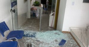 Réu tenta fuga durante julgamento no interior baiano e quebra porta de vidro