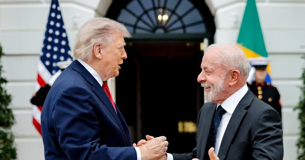 Trump diz que "não poderia se importar menos" com Lula e chama presidente de "volátil"