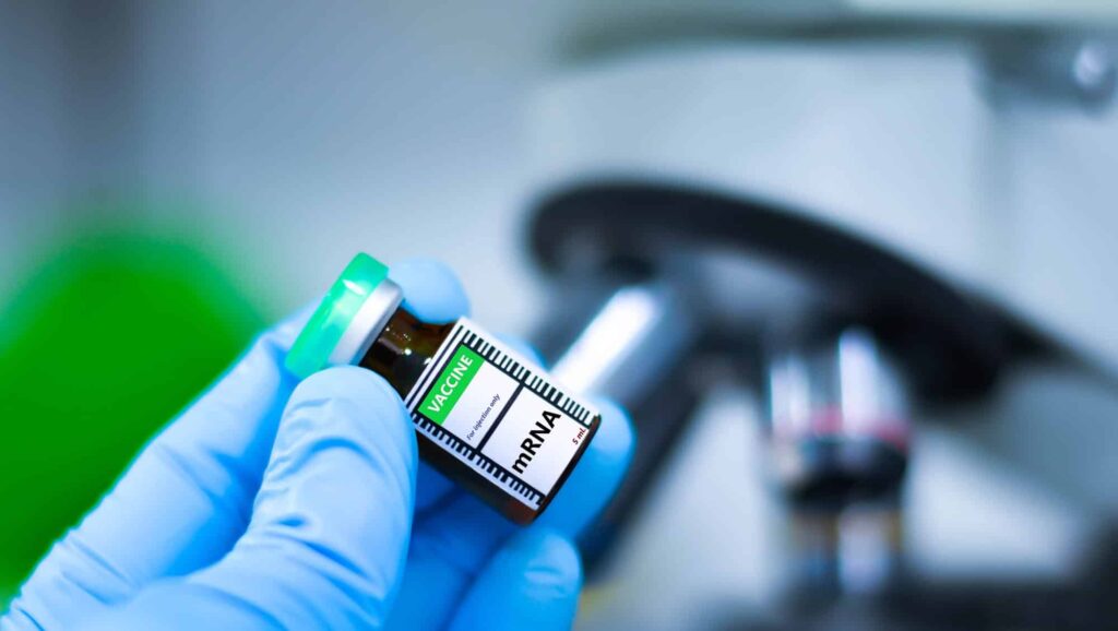 Após bilhões de doses, estudo reforça segurança das vacinas de mRNA