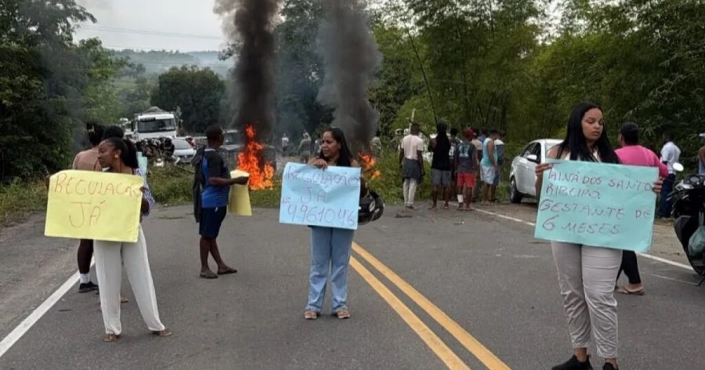 Protesto por regulação de gestante interdita trecho da BA-001 no Recôncavo baiano