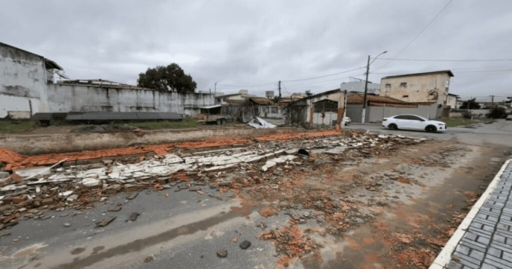 Vendaval e chuva intensa causam destruição, falta de energia e prejuízos em cidade baiana