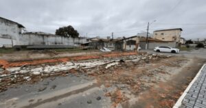 Vendaval e chuva intensa causam destruição, falta de energia e prejuízos em cidade baiana