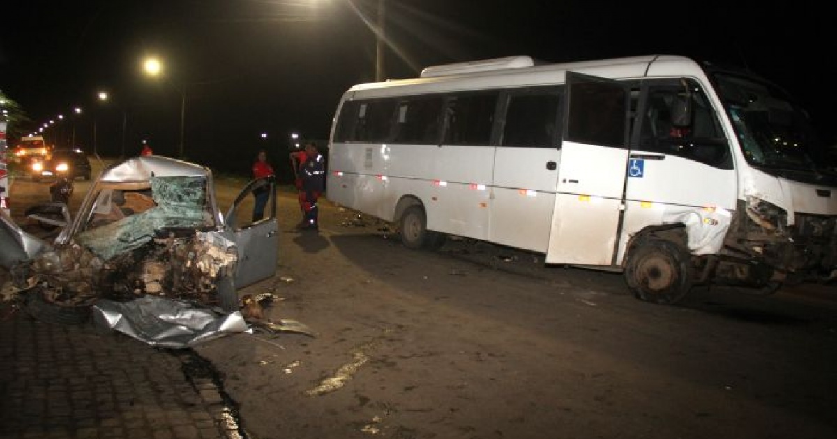 Colisão entre carro e micro-ônibus deixa feridos em Conceição do Coité; motorista fica em estado grave