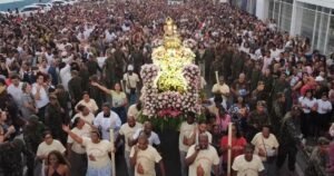 Procissão reúne milhares de fiéis e encerra festa de padroeira de Feira