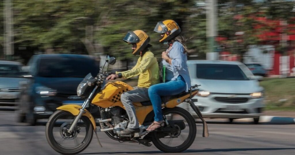Alcolumbre prorroga até o começo de outubro validade de MP que diminui exigências para atividades de mototaxista