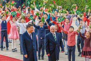 Brasileiros se dividem entre visão favorável e desfavorável da China, diz levantamento