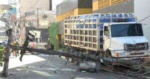 Caminhão desgovernado derruba dois postes e deixa região central de Itabuna sem energia