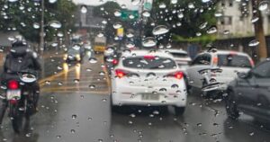Chuva provoca engarrafamentos na capital baiana nesta segunda