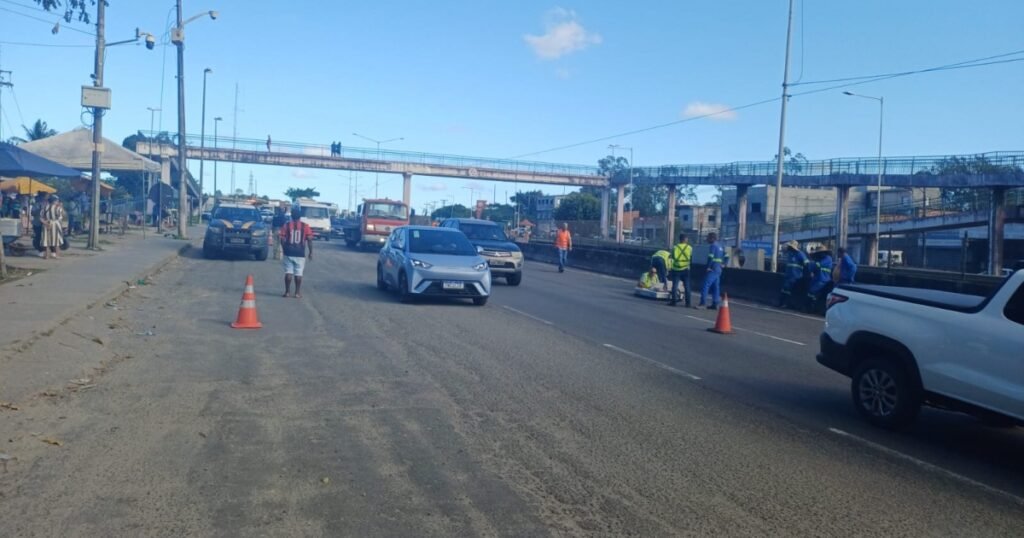 Cinco dias após fechamento da cratera, trecho da BR-324 próximo a Feira de Santana é interditado para avaliações