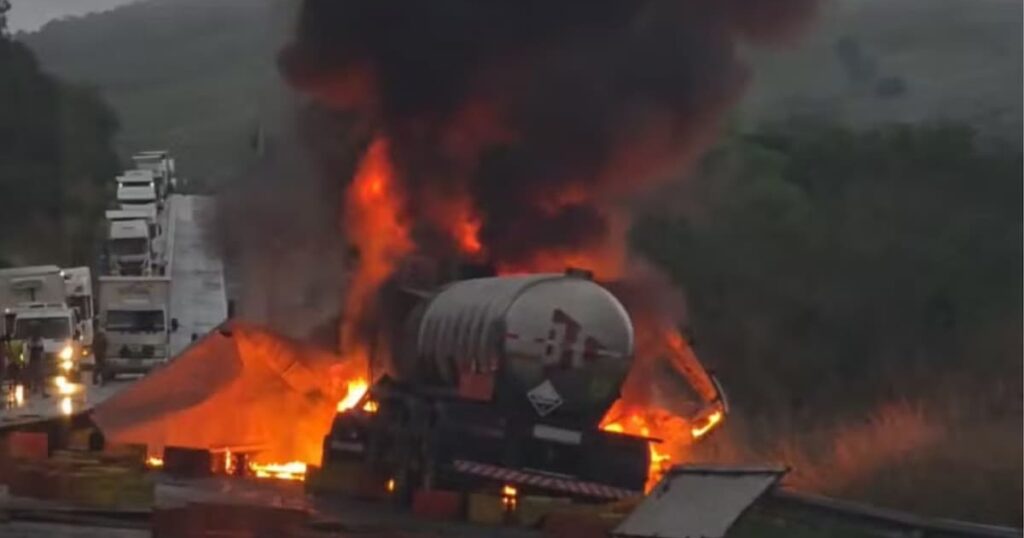 Colisão entre carretas deixa vítimas graves na BR-116 em Jequié; rodovia está interditada
