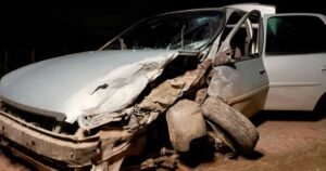 Colisão entre dois carros provoca capotamento na rodovia BA-505 em Mata de São João