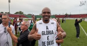 "Dinheiro não entra em campo": Goleiro André alfineta Feira FC após acesso do Fluminense