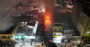 Duas pessoas são resgatadas após incêndio em loja de motos no Sul da Bahia