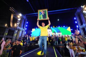 'É a mulherada que manda', diz Flávio Bolsonaro após desgaste com Michelle e fala machista de aliado