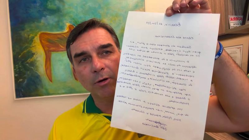 Em carta lida por Flávio, Bolsonaro pede para que "diferenças sejam deixadas de lado"
