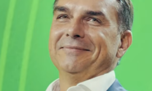 Flávio Bolsonaro diz que eleição será “luta do bem contra o mal” em convenção do PL