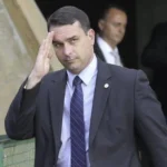 Flávio Bolsonaro nega...