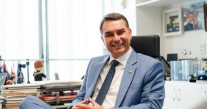 Flávio Bolsonaro pede aos EUA adiamento de tarifa sobre produtos brasileiros até após as eleições