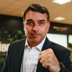 Flávio Bolsonaro questiona...