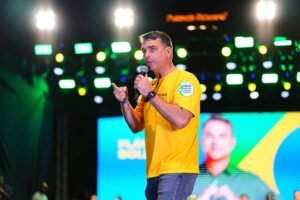 Flávio Bolsonaro repete o pai e propaga dado falso sobre urnas