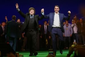 Flávio lança candidatura ao Planalto e mira memória de Jair Bolsonaro em fala ao lado de Milei e Tarcísio