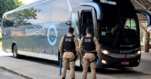 Foragido por violência doméstica é preso durante abordagem a ônibus em rodoviária de Eunápolis