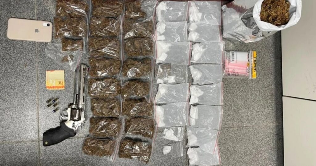 Homem é preso acusado de tráfico de drogas em Feira de Santana; arma e entorpecentes são apreendidos
