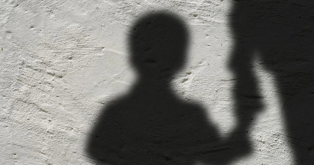 Homem é preso por suspeita de atrair crianças com doces para realizar abusos no interior da Bahia