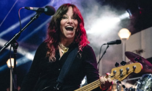 Jennifer Finch, baixista da banda grunge L7, morre aos 56 anos