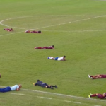 Jogadores se deitam...