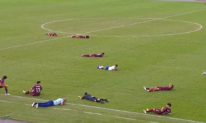 Jogadores se deitam em campo para se proteger de abelhas durante final do Baianão Sub-20