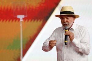 Lula diz que Brasil vai voltar a emplacar 3 milhões de carros em 2026