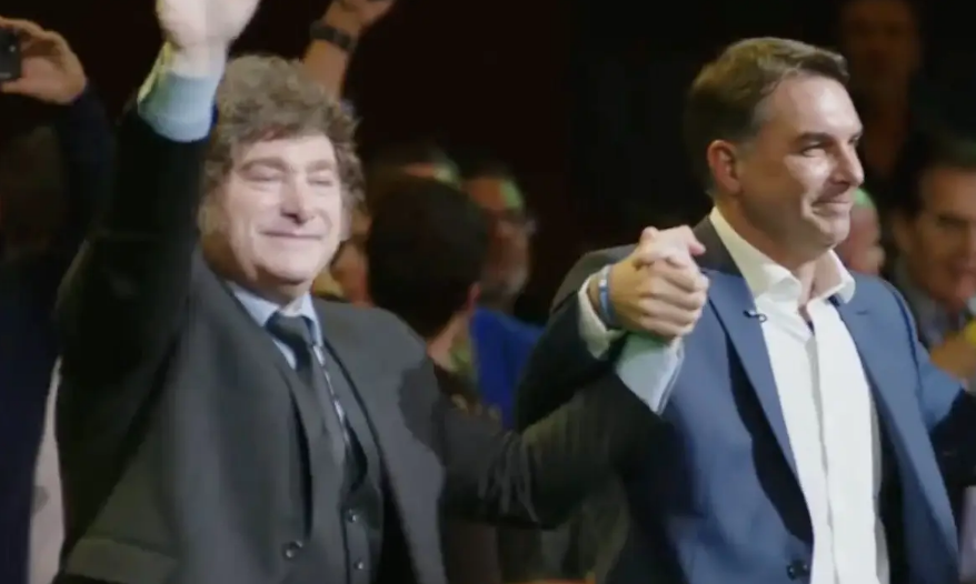 Milei discursa em lançamento da candidatura de Flávio Bolsonaro e faz projeção sobre a América Latina