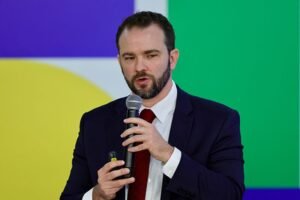 Ministro da Fazenda chama Milei de palhaço e rebate críticas sobre economia brasileira